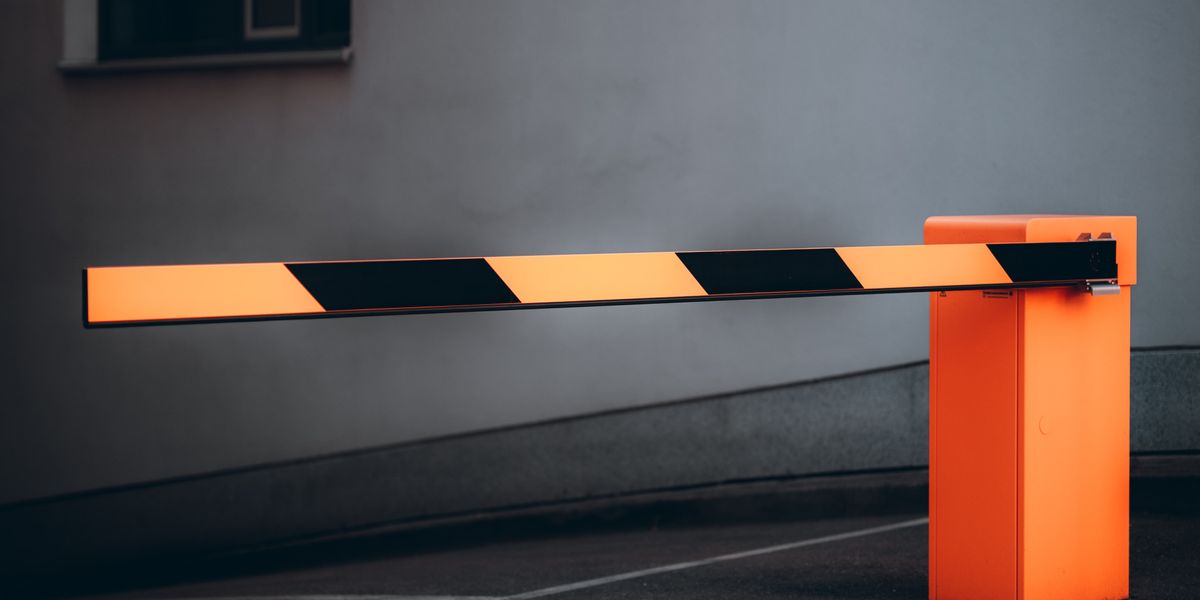 A road gate that you might encounter entering a parking garage